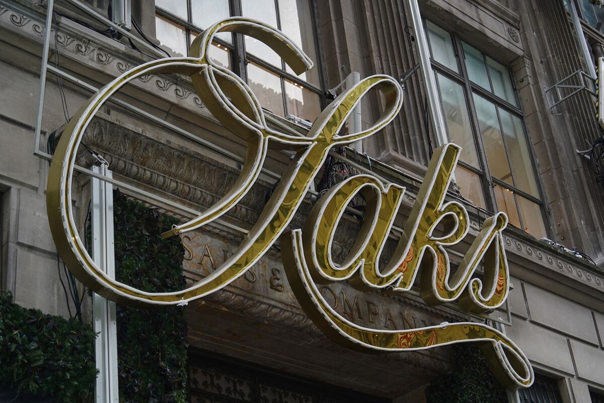 Amazon Blasts Saks Funding Deal, Says Equity Is ‘Worthless’ - Bloomberg.com