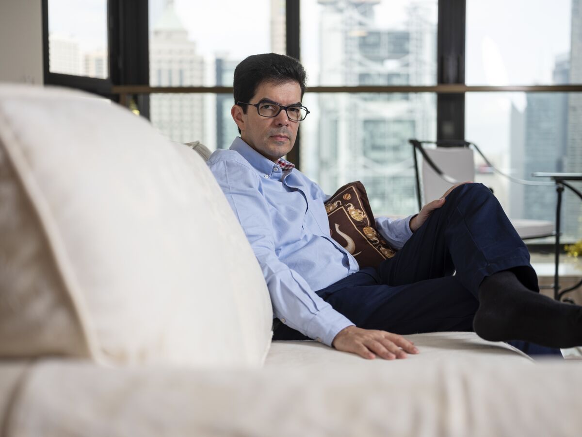 David Webb, Hong Kong’s Most Vocal Activist Investor, Dies at 60 - Bloomberg.com